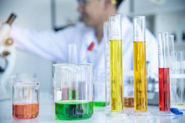 Bilim insanları, anti-retroviral ilaçları araştırmak için bir bilim laboratuvarında birçok kimyasal madde içeren test tüpleri hazırlıyorlar. Dünyanın geleceği için bakım kavramı..