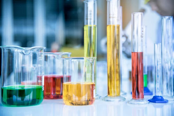 Тестовые Трубы Стаканы Раствора Научной Лаборатории Жидкостью Цветной Лабораторном Столе — стоковое фото