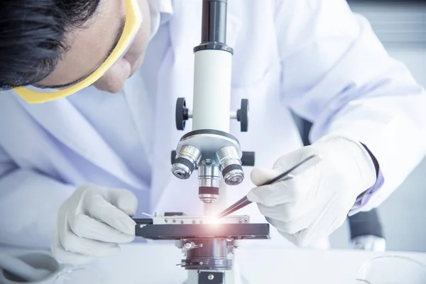 Επιστήμονες Χρησιμοποιούν Μικροσκόπια Για Ανιχνεύσουν Τον Covid Στα Εργαστήρια Για — Φωτογραφία Αρχείου
