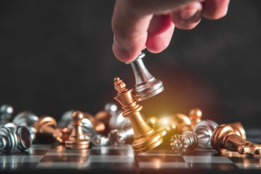 Genç iş adamları, pazarlama, strateji, organizasyon yönetimi veya liderlik konularında başarılı olmak için satranç oynuyorlar.