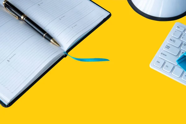 Black Ballpoint Pens Popular Work Notebooks Urgent Notes Yellow Background — Stock Photo, Image