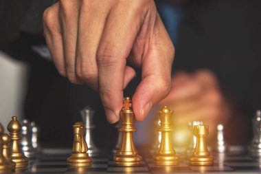 İş dünyasından gençler, pazarlama, strateji, organizasyon yönetimi veya liderlik konularında başarılı olmak için satranç oynuyorlar.