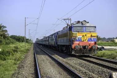 Pune India yakınlarındaki kırsal kesimde yolcu treni.