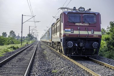 Pune India yakınlarındaki kırsal kesimde yolcu treni.