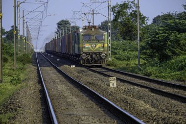 Elektrik lokomotifi Pune India tarafından taşınan yük treni..