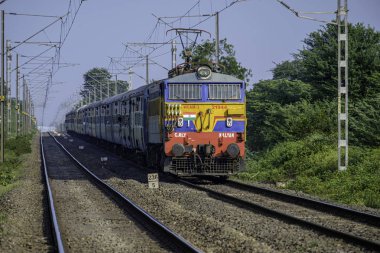 Pune India yakınlarındaki kırsal kesimde yolcu treni.