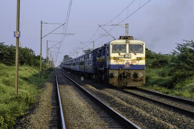 Pune India yakınlarındaki kırsal kesimde yolcu treni.