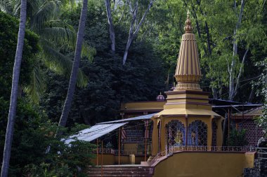 Pune Hindistan yakınlarındaki Ramdara 'daki Renkli Tapınak.