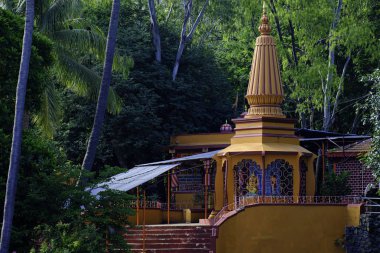 Pune Hindistan yakınlarındaki Ramdara 'daki Renkli Tapınak.