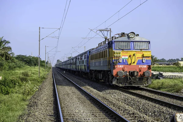 Pune India yakınlarındaki kırsal kesimde yolcu treni.