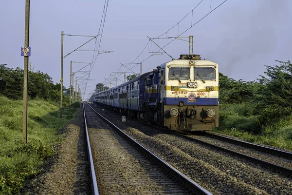 Pune India yakınlarındaki kırsal kesimde yolcu treni.