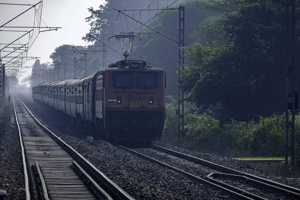 Pune Hindistan 'daki Hadapsar istasyonu yakınlarında yolcu treni.