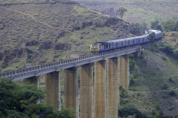 当地通勤列车 一个柴油多单元 Dmu 穿过印度浦那附近新达旺的一座高架桥 — 图库照片