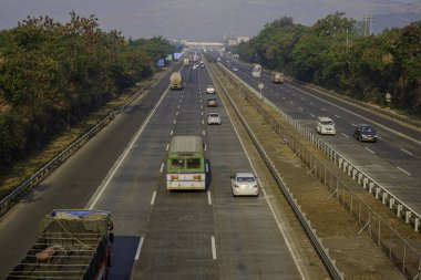 Pune India yakınlarında Mumbai Pune Otoyolu 'nda. Otobana resmen Yashvantrao Chavan Otoyolu denir..