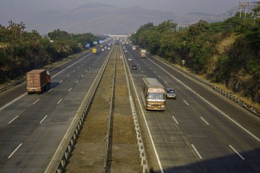 Pune India yakınlarında Mumbai Pune Otoyolu 'nda. Otobana resmen Yashvantrao Chavan Otoyolu denir..