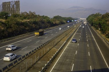 Pune India yakınlarında Mumbai Pune Otoyolu 'nda. Otobana resmen Yashvantrao Chavan Otoyolu denir..
