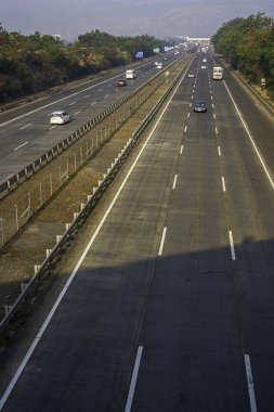 Pune India yakınlarında Mumbai Pune Otoyolu 'nda. Otobana resmen Yashvantrao Chavan Otoyolu denir..