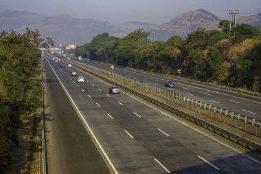 Pune India yakınlarında Mumbai Pune Otoyolu 'nda. Otobana resmen Yashvantrao Chavan Otoyolu denir..