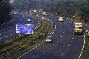 Pune India yakınlarında Mumbai Pune Otoyolu 'nda. Otobana resmen Yashvantrao Chavan Otoyolu denir..