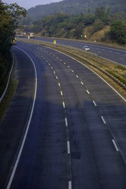 Pune India yakınlarında Mumbai Pune Otoyolu 'nda. Otobana resmen Yashvantrao Chavan Otoyolu denir..