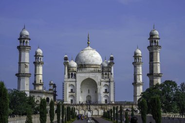 Aurangabad Hindistan 'daki Bibi Ka Maqbara. 1660 yılında Babür İmparatoru Aurangzeb tarafından ilk ve baş karısı Dilras Banu Begum anısına yaptırılmıştır..