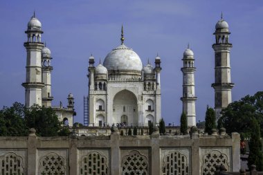 Aurangabad Hindistan 'daki Bibi Ka Maqbara. 1660 yılında Babür İmparatoru Aurangzeb tarafından ilk ve baş karısı Dilras Banu Begum anısına yaptırılmıştır..