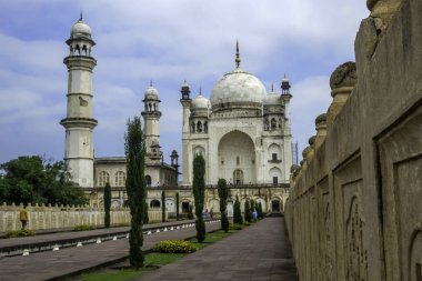 Aurangabad Hindistan 'daki Bibi Ka Maqbara. 1660 yılında Babür İmparatoru Aurangzeb tarafından ilk ve baş karısı Dilras Banu Begum anısına yaptırılmıştır..