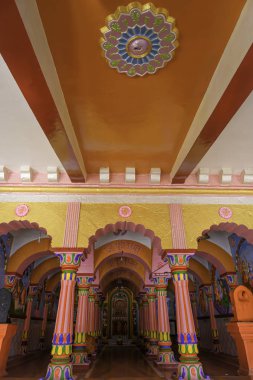 Pune Hindistan yakınlarındaki Ramdara 'daki Renkli Tapınak.