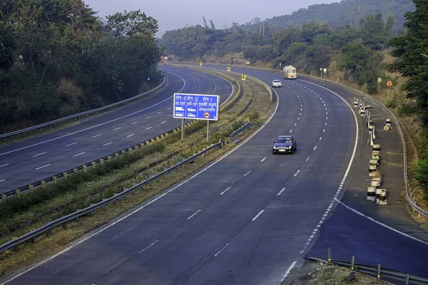 Pune India yakınlarında Mumbai Pune Otoyolu 'nda. Otobana resmen Yashvantrao Chavan Otoyolu denir..
