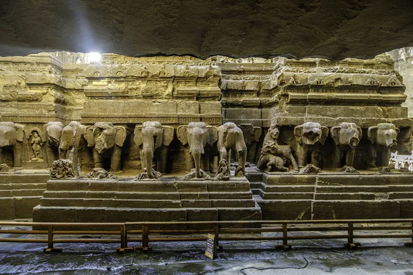 Kaya, Aurangabad Hindistan yakınlarındaki Ellora mağara kompleksini kesti..