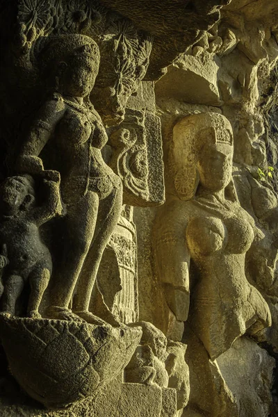 Kaya, Aurangabad Hindistan yakınlarındaki Ellora mağara kompleksini kesti..