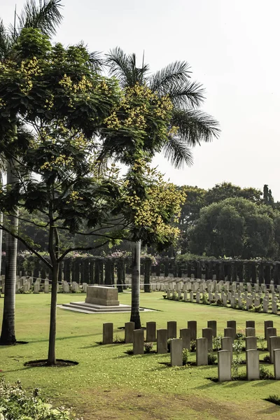 ピューン インディアにあるカーキー戦争墓地と記念碑 — ストック写真