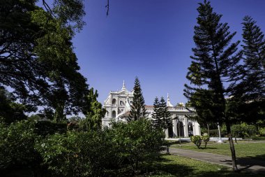 Pune India 'daki Ağa Han Sarayı. Ağa Han Sarayı 1892 yılında Sultan Muhammed Şah Ağa tarafından inşa edilmiştir..