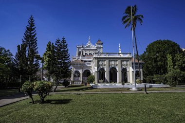 Pune India 'daki Ağa Han Sarayı. Ağa Han Sarayı 1892 yılında Sultan Muhammed Şah Ağa tarafından inşa edilmiştir..