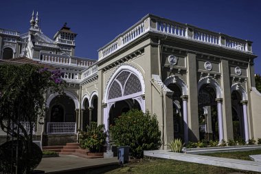 Pune India 'daki Ağa Han Sarayı. Ağa Han Sarayı 1892 yılında Sultan Muhammed Şah Ağa tarafından inşa edilmiştir..