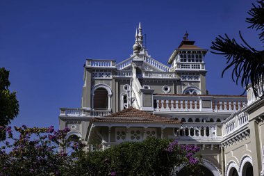 Pune India 'daki Ağa Han Sarayı. Ağa Han Sarayı 1892 yılında Sultan Muhammed Şah Ağa tarafından inşa edilmiştir..