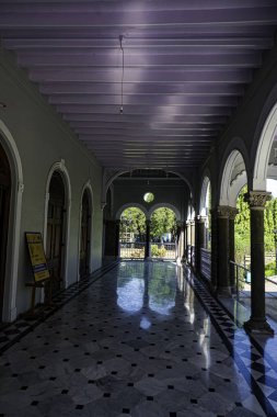 Pune India 'daki Ağa Han Sarayı. Ağa Han Sarayı 1892 yılında Sultan Muhammed Şah Ağa tarafından inşa edilmiştir..
