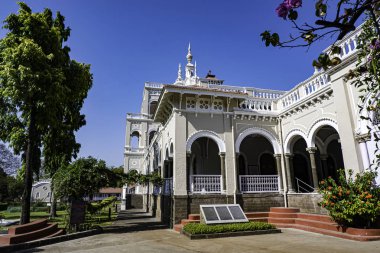 Pune India 'daki Ağa Han Sarayı. Ağa Han Sarayı 1892 yılında Sultan Muhammed Şah Ağa tarafından inşa edilmiştir..