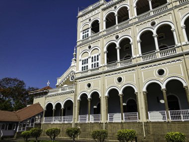 Pune India 'daki Ağa Han Sarayı. Ağa Han Sarayı 1892 yılında Sultan Muhammed Şah Ağa tarafından inşa edilmiştir..