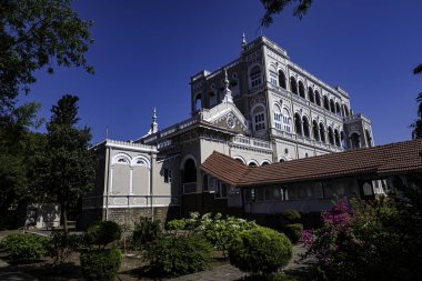 Pune India 'daki Ağa Han Sarayı. Ağa Han Sarayı 1892 yılında Sultan Muhammed Şah Ağa tarafından inşa edilmiştir..