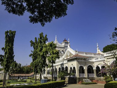 Pune India 'daki Ağa Han Sarayı. Ağa Han Sarayı 1892 yılında Sultan Muhammed Şah Ağa tarafından inşa edilmiştir..