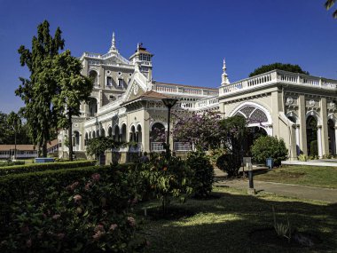 Pune India 'daki Ağa Han Sarayı. Ağa Han Sarayı 1892 yılında Sultan Muhammed Şah Ağa tarafından inşa edilmiştir..