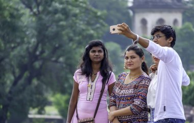 Hintli bir adamın cep telefonuyla Pune India yakınlarında çekilmiş gizli bir portresi..