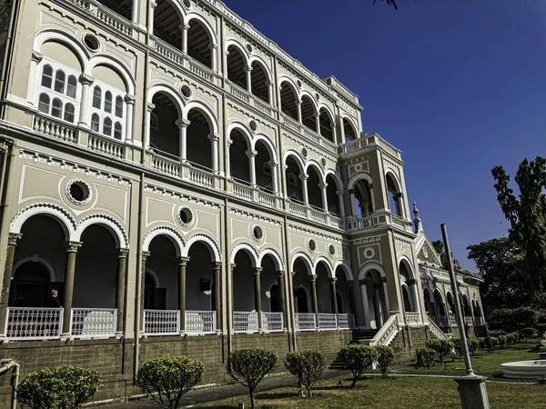 Pune India 'daki Ağa Han Sarayı. Ağa Han Sarayı 1892 yılında Sultan Muhammed Şah Ağa tarafından inşa edilmiştir..