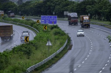 Mumbai Pune Otoyolu Pune Hindistan yakınlarında muson sezonunda.