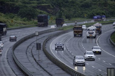 Mumbai Pune Otoyolu Pune Hindistan yakınlarında muson sezonunda.