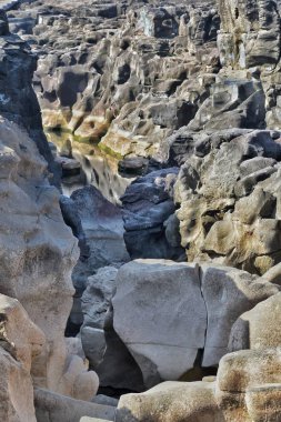 Pune India yakınlarındaki Nighoj 'da doğal olarak aşınmış kaya oluşumları. Nighoj, Hindistan 'ın Büyük Kanyonu olarak da bilinir..