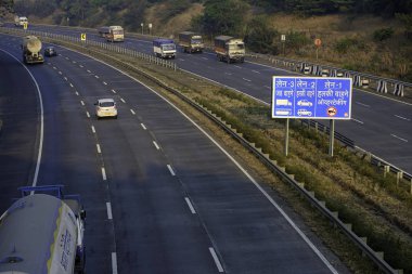 Pune India yakınlarında Mumbai Pune Otoyolu 'nda. Otobana resmen Yashvantrao Chavan Otoyolu denir..
