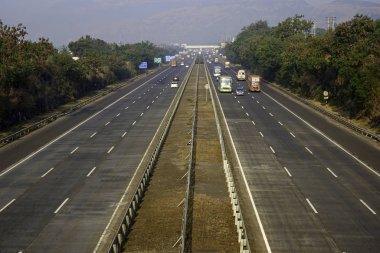 Pune India yakınlarında Mumbai Pune Otoyolu 'nda. Otobana resmen Yashvantrao Chavan Otoyolu denir..