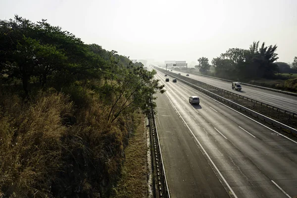 孟买浦那高速公路在印度浦那附近的清晨 高速公路正式名称为Yashvantrao Chavan Express Sway — 图库照片